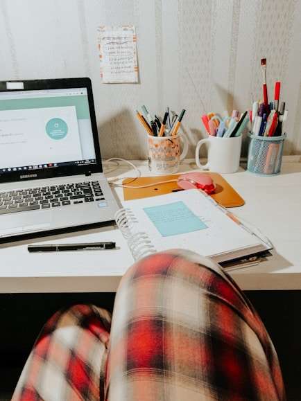Un bureau avec un ordinateur portable et un agenda