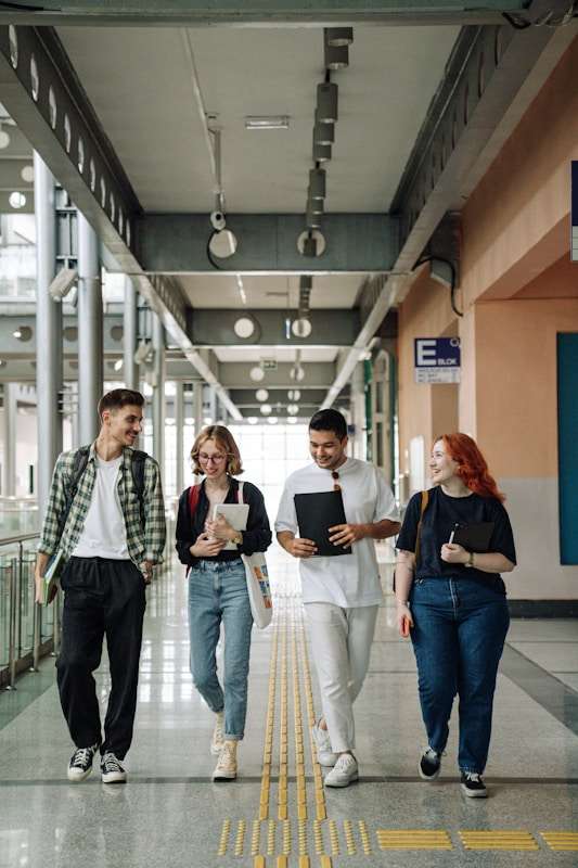 4 personnes marchent en discutant