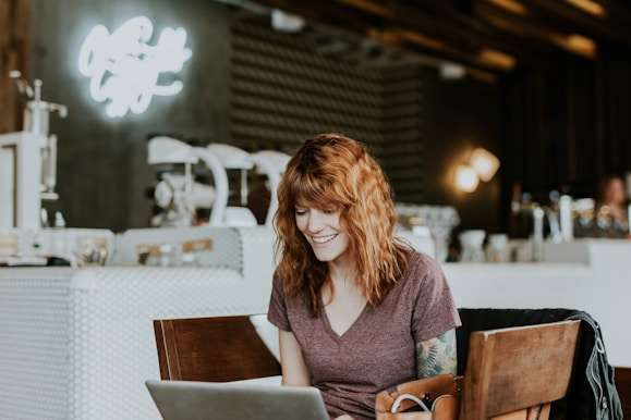 Une femme dans un café, sur un ordinateur